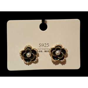 NWT Fashion Inspired Unbranded Black Gold Pearl Flower Earrings